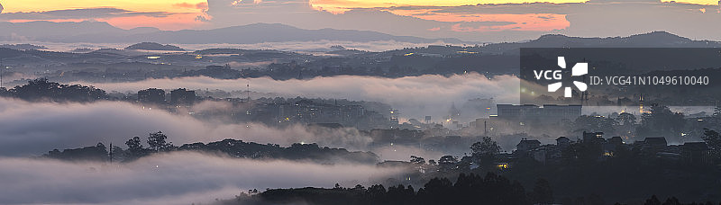 城市中的黎明与露珠图片素材