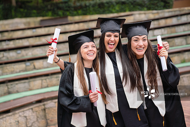 快乐的女毕业生庆祝图片素材