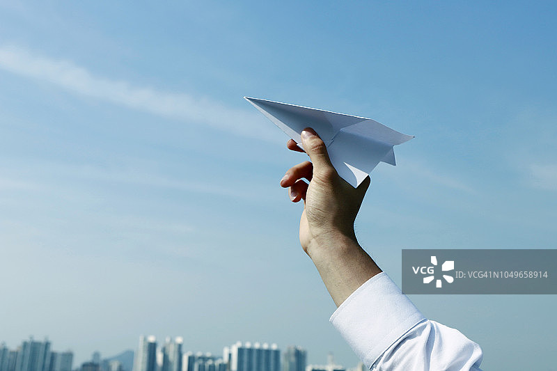男人手持纸飞机特写图片素材