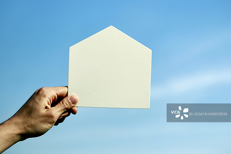手持白色房屋模型图片素材