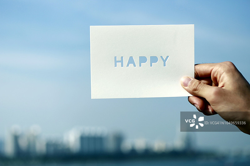 手持快乐卡片图片素材