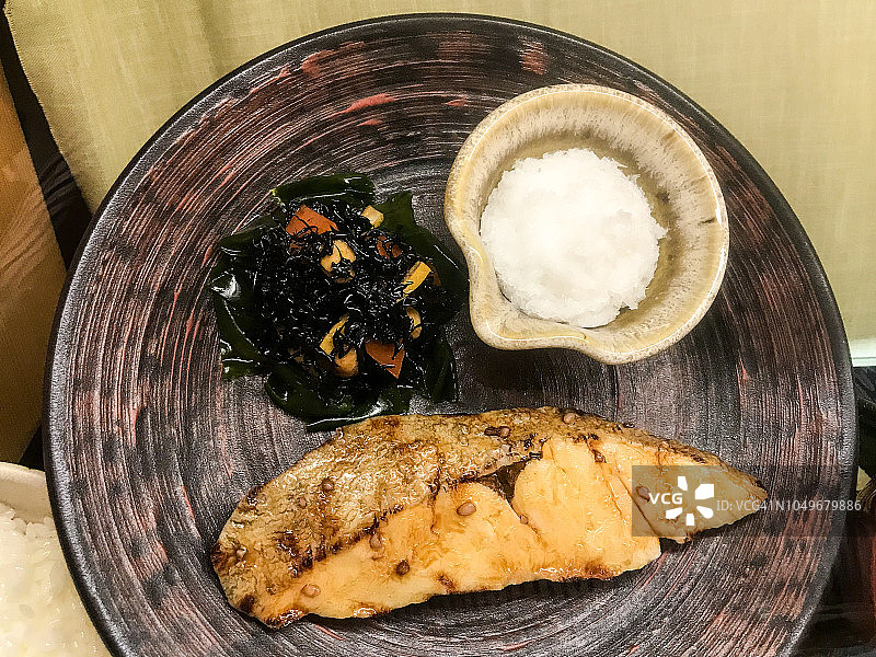 烤金眼鲷配萝卜泥及海藻沙拉图片素材
