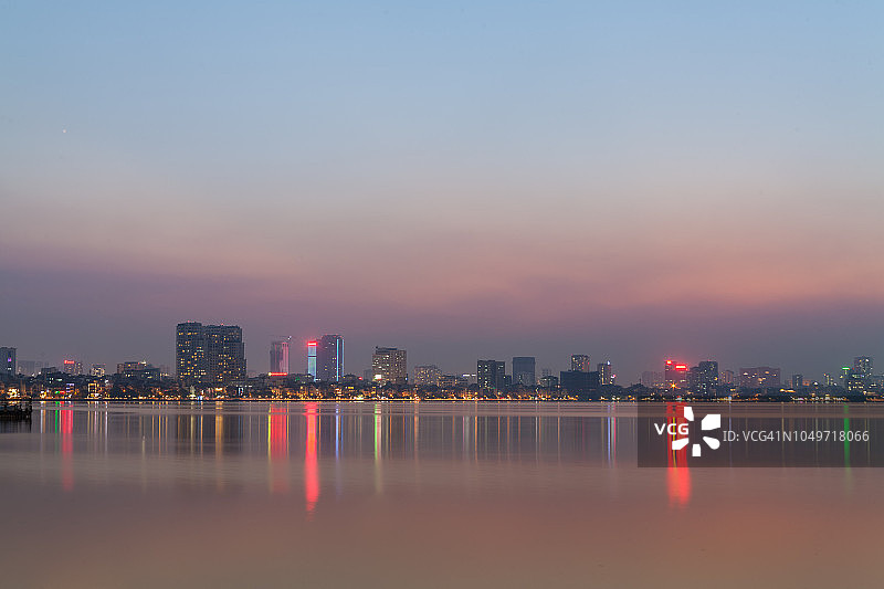 暮色下的城市风光（越南河内西湖）图片素材