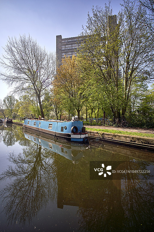 春天穿过伦敦西部的Grand Union运河帕丁顿支流图片素材