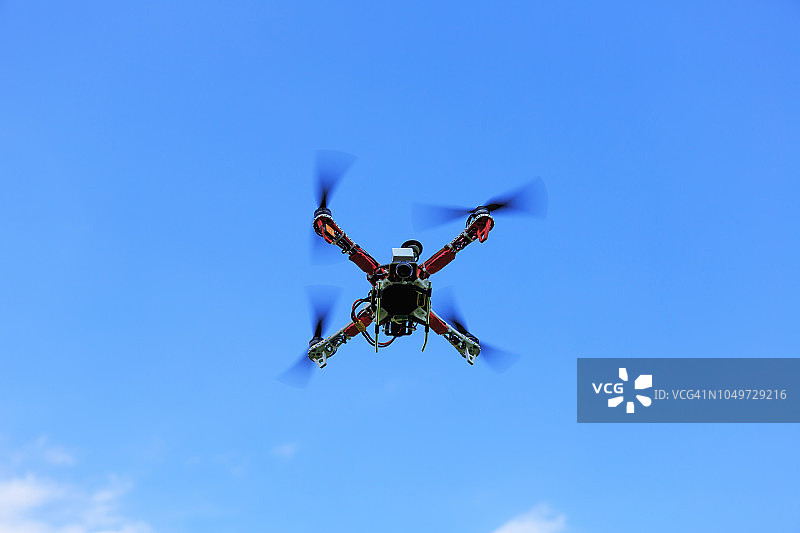 飞行中的四轴飞行器/无人机图片素材