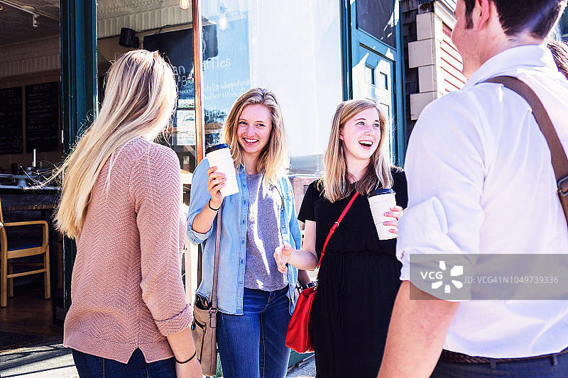 在咖啡馆前讨论行程图片素材