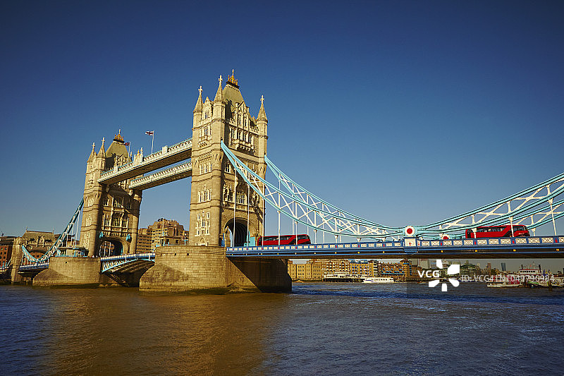 白天的伦敦塔桥图片素材