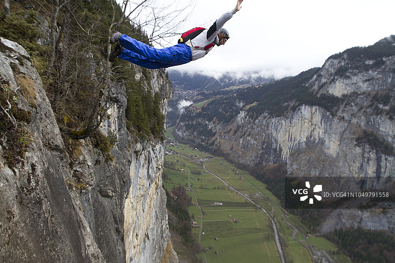 在瑞士阿尔卑斯山上悬崖跳伞图片素材