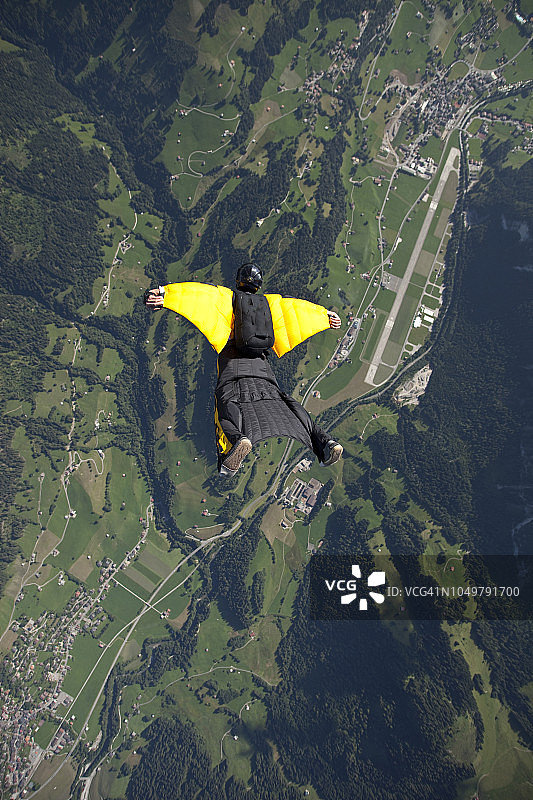 翼装飞行员翱翔天空图片素材