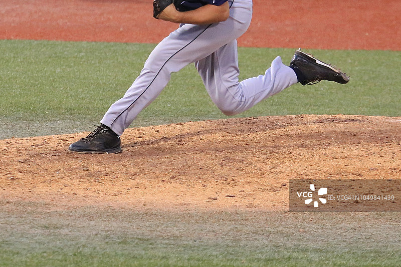 棒球投手在球场上的半身像图片素材