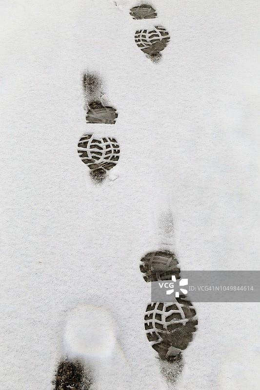 冬季雪地中的靴子印记图片素材