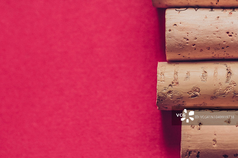 红色背景下的葡萄酒塞特写图片素材