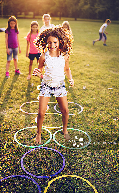跳呼啦圈的女孩们图片素材