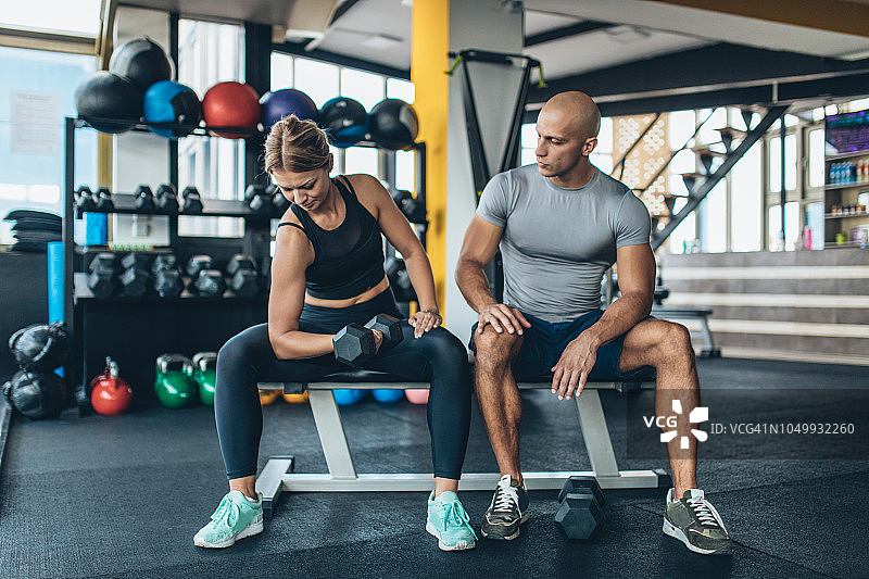 健身房里健身教练指导女性图片素材