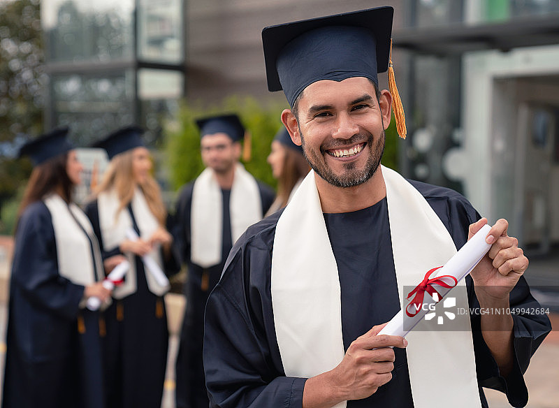 毕业研究生与一群朋友庆祝图片素材