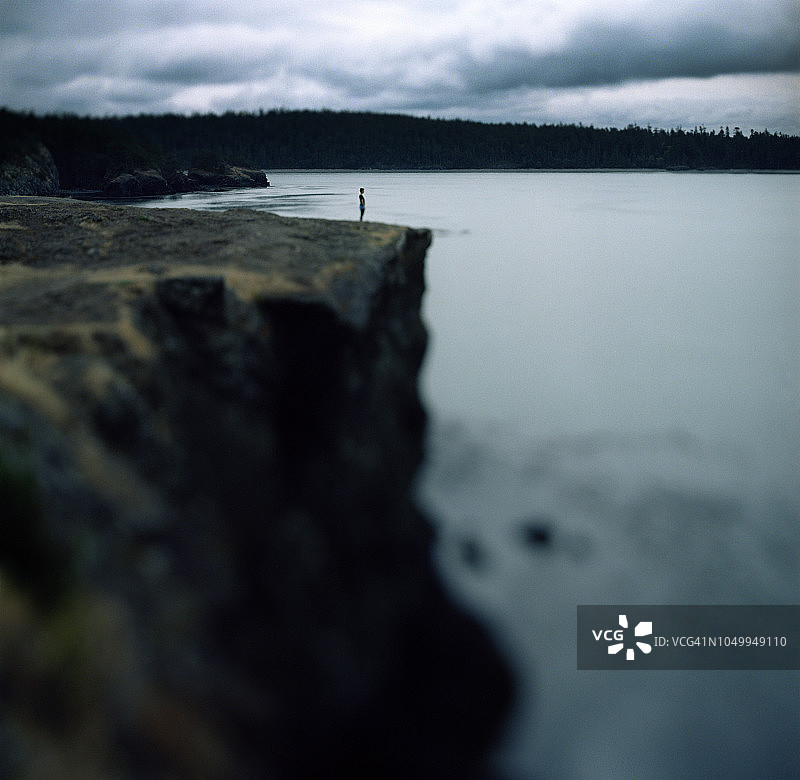 悬崖边上一个孤独的女人图片素材