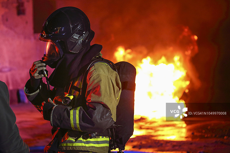 消防员准备防毒面具图片素材