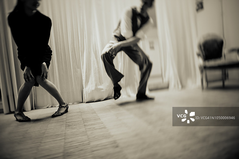 耶！我们一直喜欢跳查尔斯顿舞！图片素材