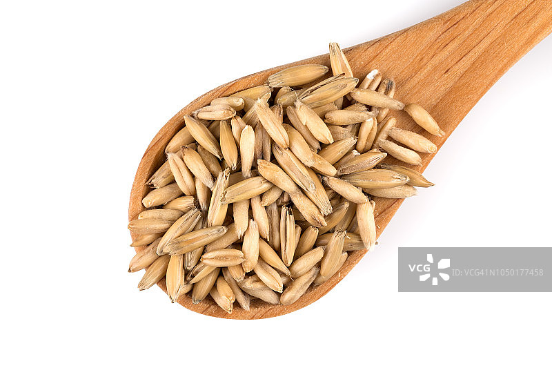 白色背景上分离的一堆有机燕麦图片素材