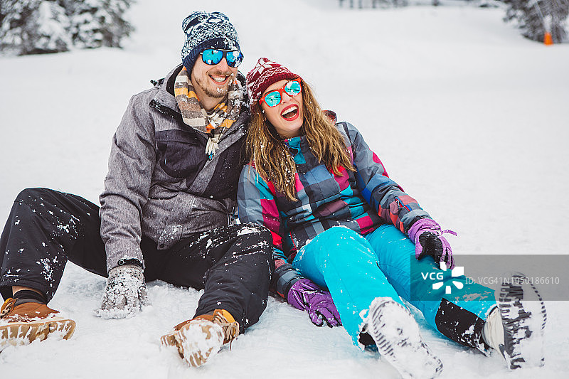 和朋友们一起打雪仗图片素材