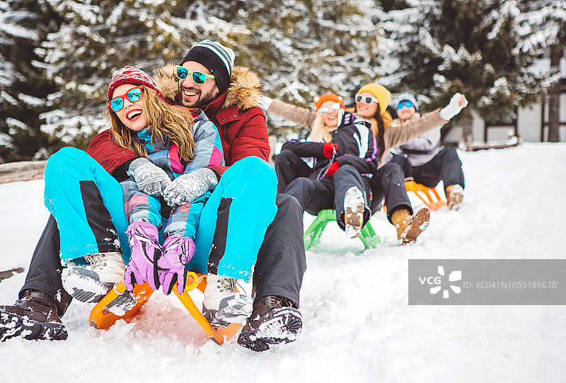 和朋友一起玩雪橇图片素材
