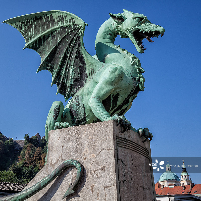 卢布尔雅那龙桥上的龙雕像图片素材