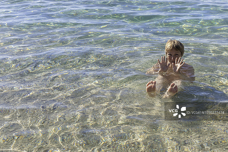 中年妇女在克罗地亚亚得里亚海游泳图片素材