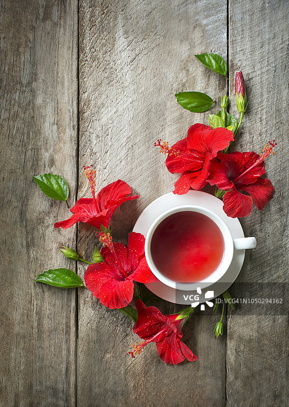 芙蓉花茶在乡村木质背景上的平铺视角图片素材