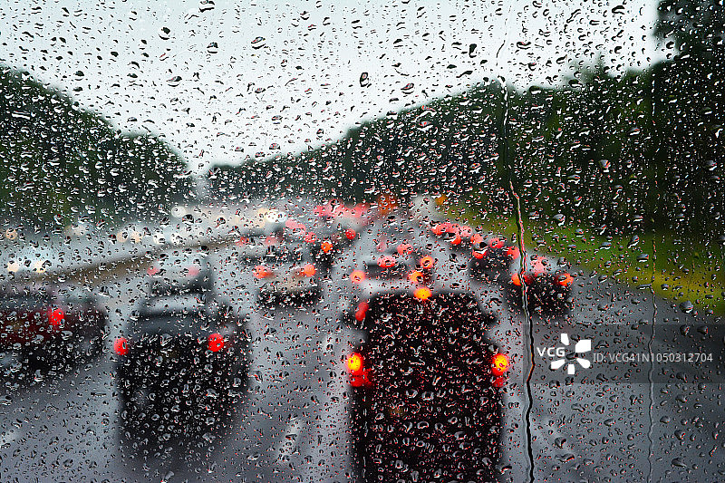 大雨天高速公路堵车，双层巴士视角图片素材