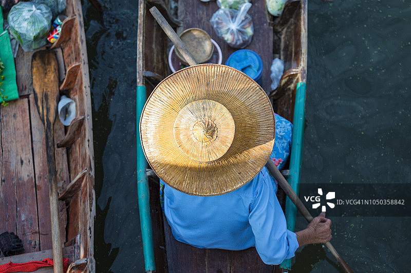 水上市场中的商人帽子图片素材