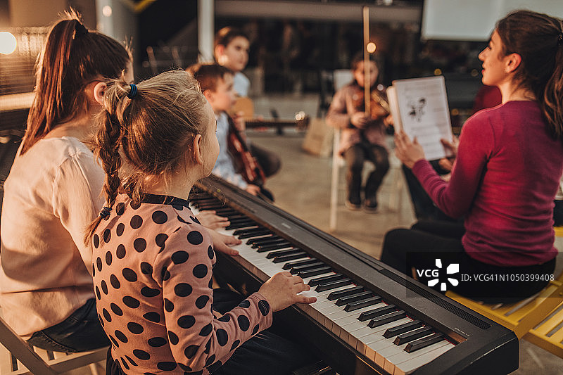 繁忙的儿童音乐学校图片素材