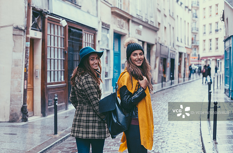 在巴黎的女孩们图片素材