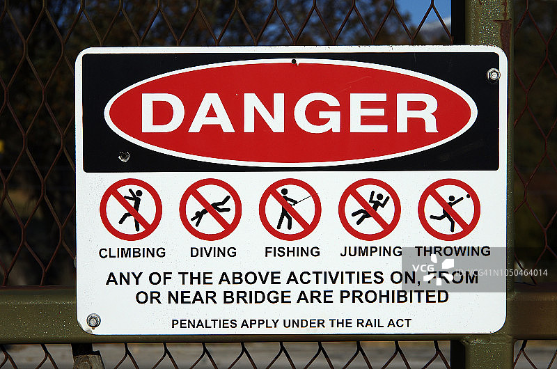 “危险：禁止在桥上或桥附近攀爬、跳水、钓鱼、跳跃和投掷”标志图片素材