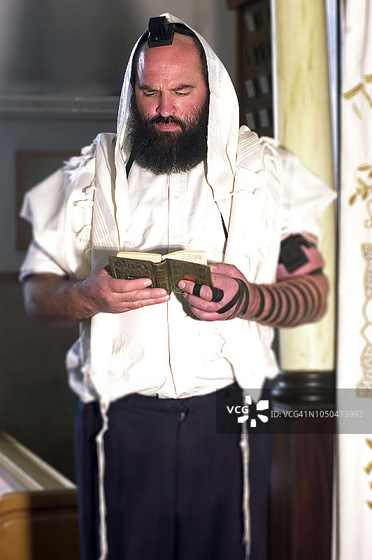 祈祷的犹太东正教男子图片素材