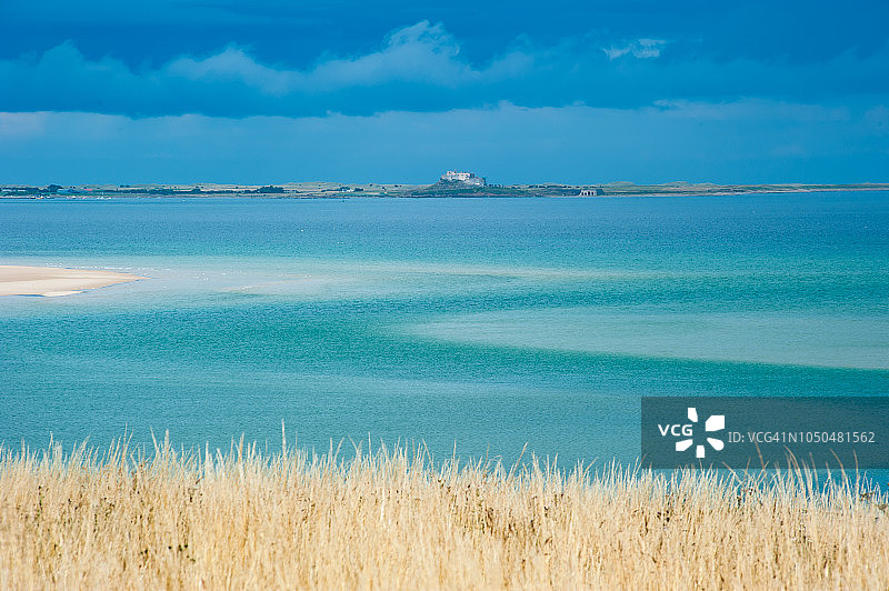 英国诺森伯兰郡伯德尔湾和林迪斯法恩岛图片素材