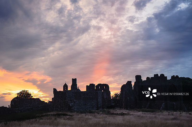 英格兰诺森伯兰郡圣岛林迪斯法恩修道院的日落图片素材