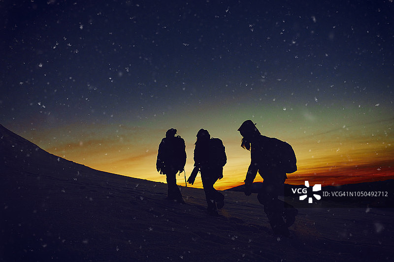 日落下的徒步者图片素材