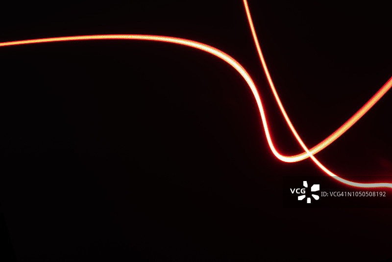 黑色背景上的激光绘画线条图片素材