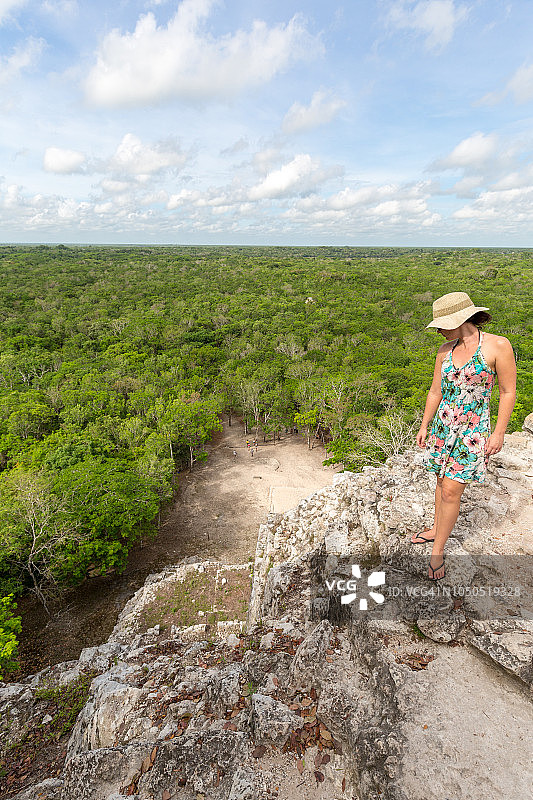 在科巴金字塔顶端的年轻女人图片素材