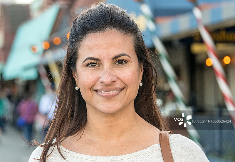 对着镜头微笑的中年妇女图片素材