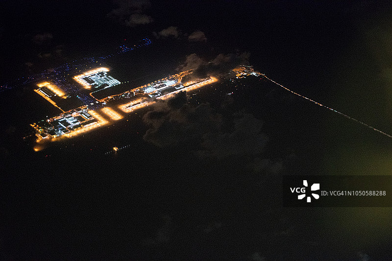 从飞机上俯瞰大阪府大阪湾和关西国际机场夜景图片素材