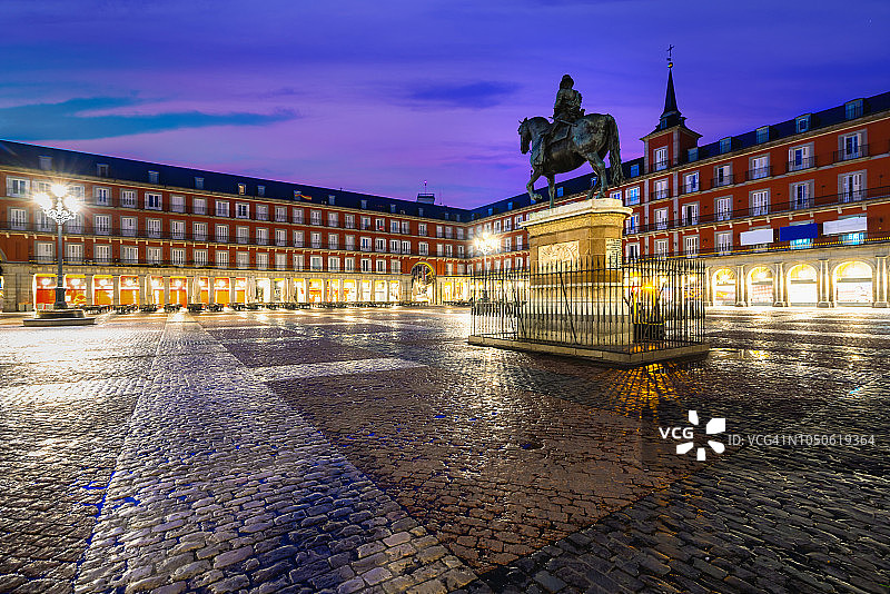 马德里旅游景点：马约尔广场的菲利普三世雕像和历史建筑图片素材