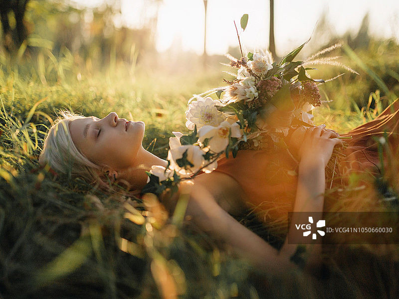 年轻女子享受乡村风光图片素材