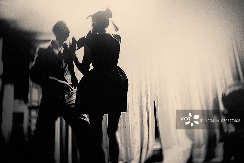 他们跳舞到深夜图片素材