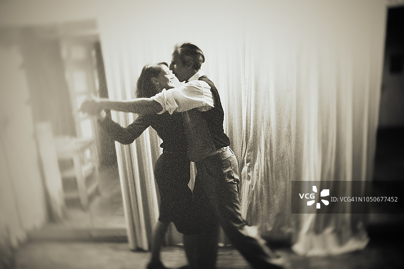 他们跳舞到深夜图片素材