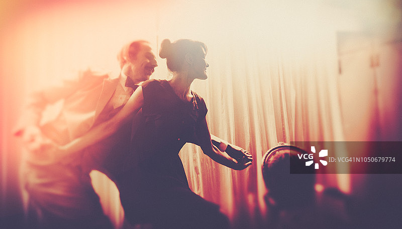 他们跳舞到深夜图片素材