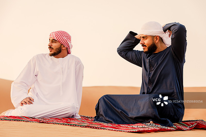 在沙丘上享受轻松周末的阿拉伯朋友们图片素材