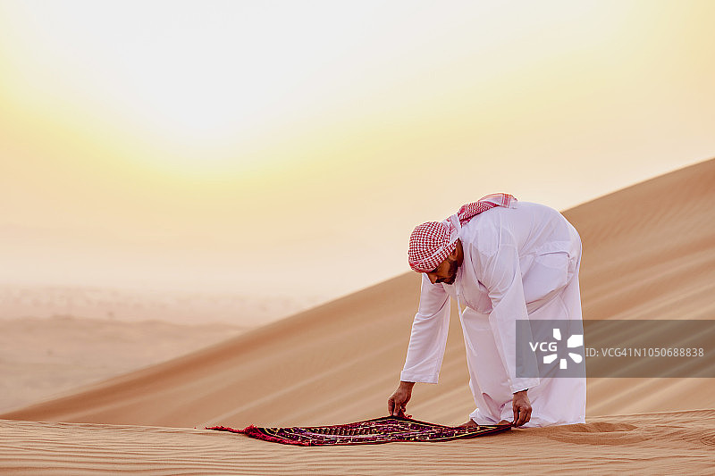 按时摆放好祈祷垫图片素材