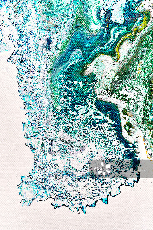 抽象彩色背景纹理流体艺术丙烯颜料，垂直视角下的绿蓝色彩覆盖白色图片素材