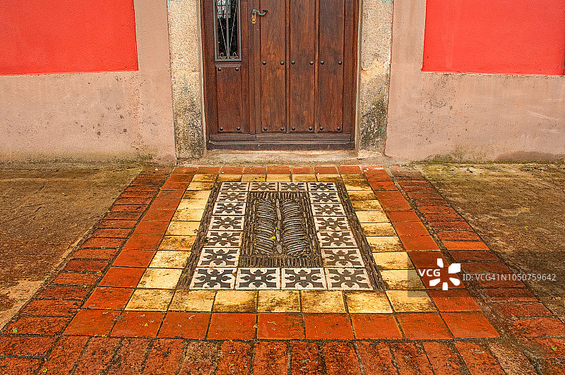 雨天格拉纳迪亚房屋前的瓷砖装饰图片素材